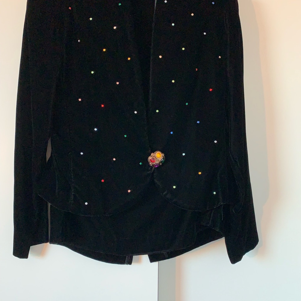 beautiful thick black velvet dress suit with padded shoulders. Great for event.